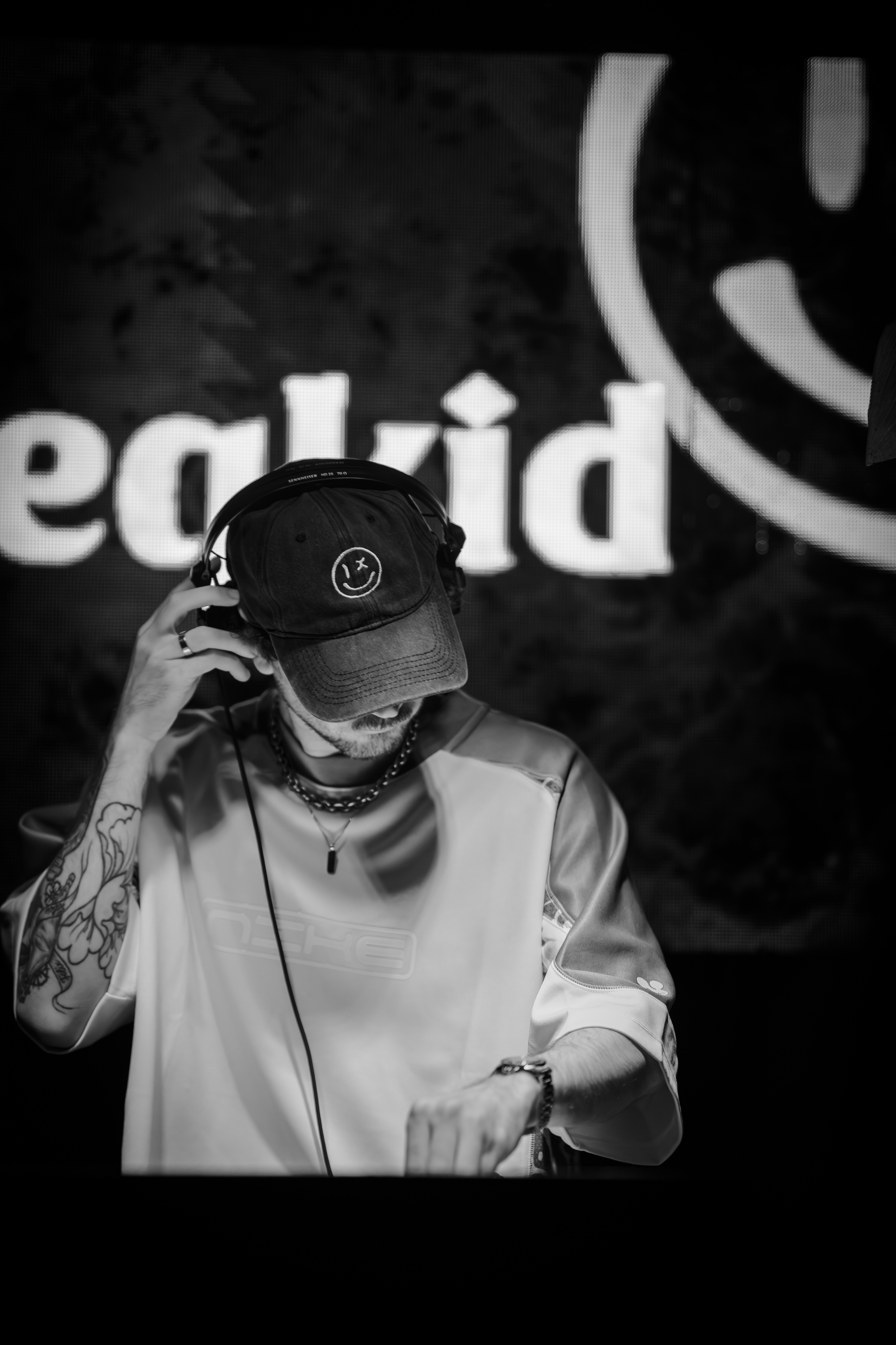 Zeqkid en cabina — retrato para prensa